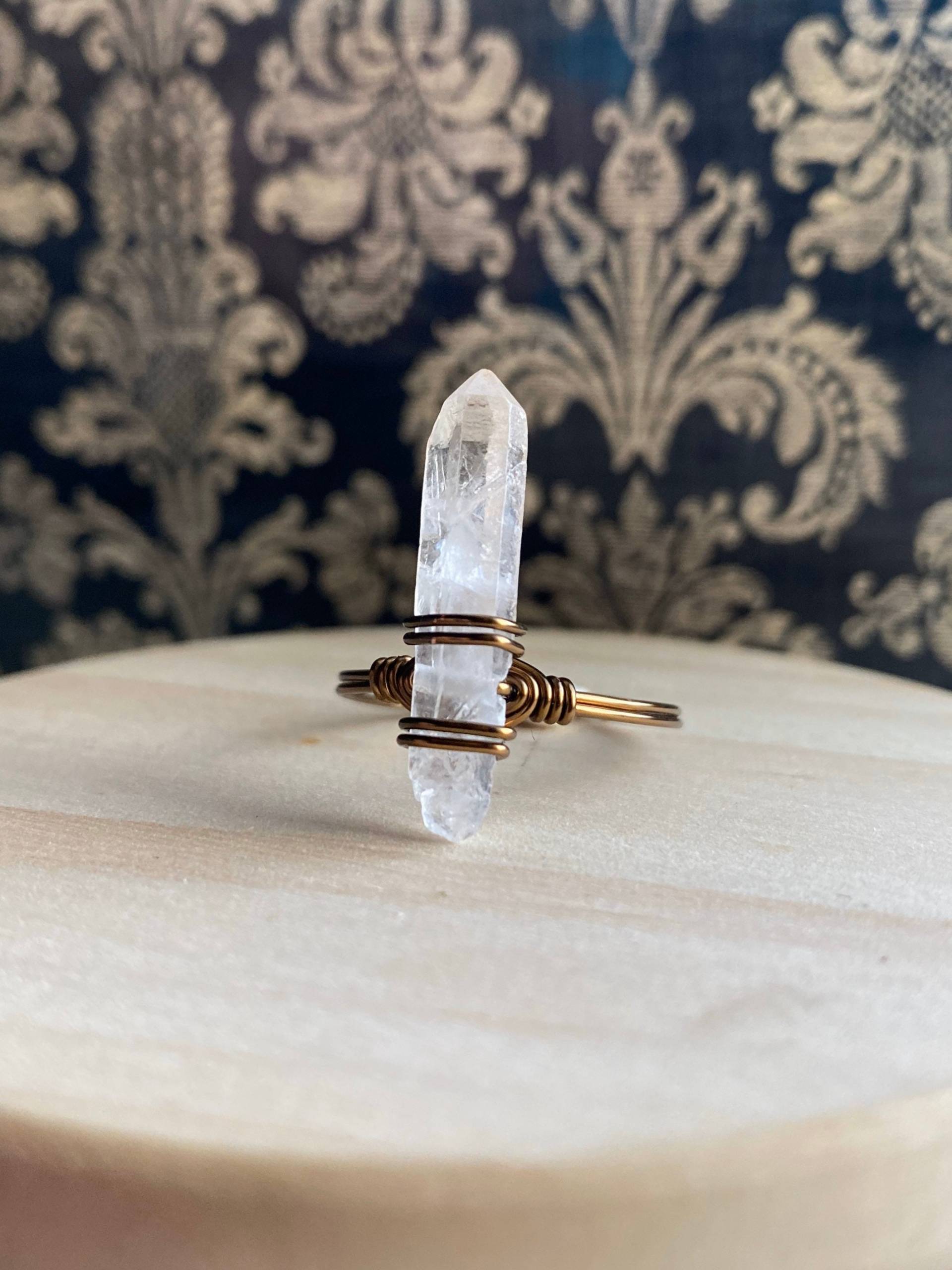 Verstärkte Positivität Handgewickelter Ring Aus Quarzkristall, Handgefertigter Rustikaler Edelsteinschmuck Verstärkte Positivität Handgewickelter Ring Aus Quarzkristall, Handgefertigter Rustikaler Edelsteinschmuck von FlameyFairyCrafts