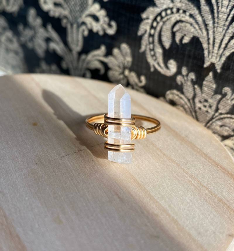 Verstärkte Positivität Handgewickelter Ring Aus Quarzkristall, Handgefertigter Rustikaler Edelsteinschmuck Verstärkte Positivität Handgewickelter Ring Aus Quarzkristall, Handgefertigter Rustikaler Edelsteinschmuck von FlameyFairyCrafts