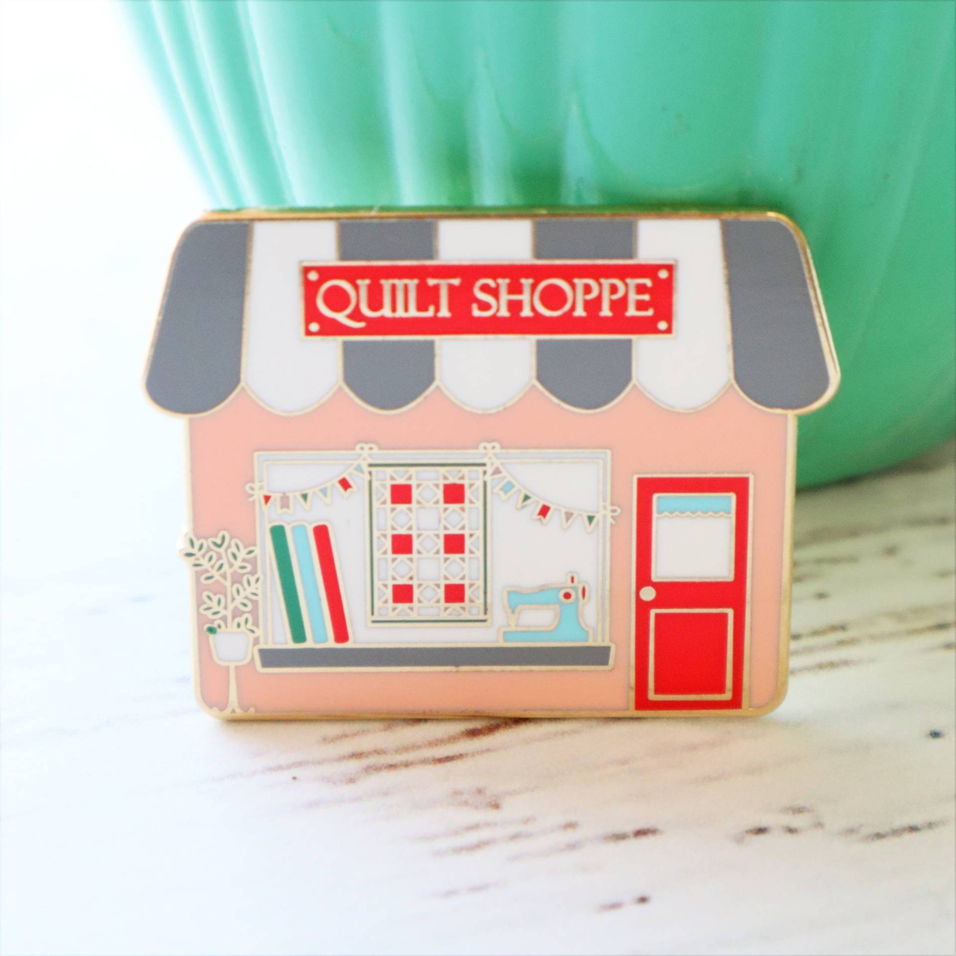Quilt Shoppe Shop Emaille Pin - Main Street Shops Serie Quilt Shoppe Shop Emaille Pin - Main Street Shops Serie von FlamingoToes