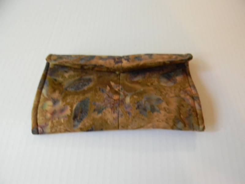 Braune Blätter Batik Clutch Wallet Braune Blätter Batik Clutch Wallet von FlapdoodleBags