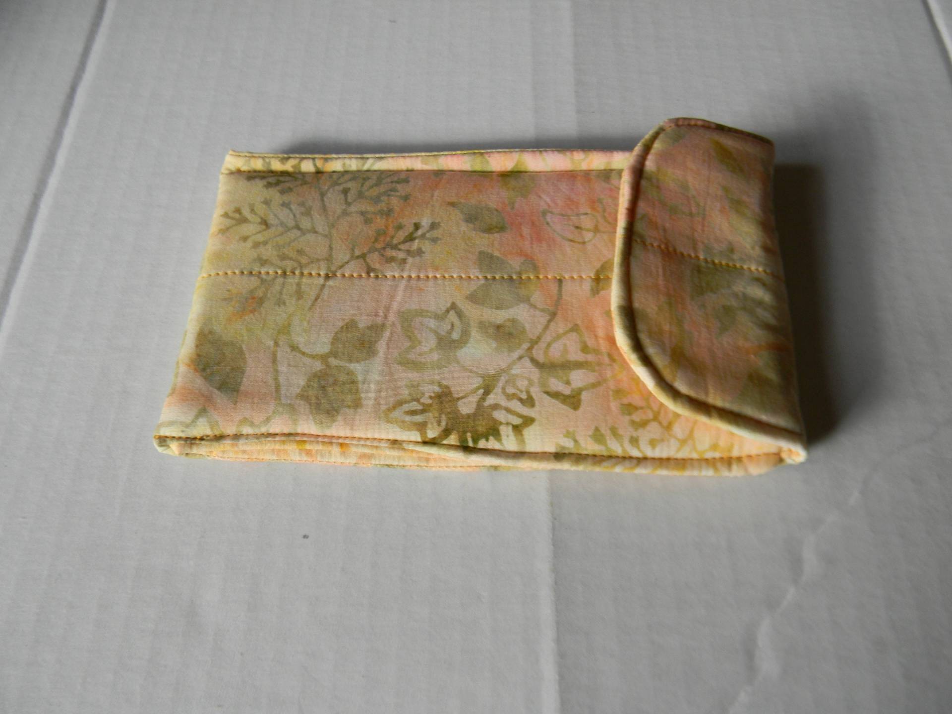 Gelbe Blatt Batik Sonnenbrille/Smartphone Case Gelbe Blatt Batik Sonnenbrille/Smartphone Case von FlapdoodleBags