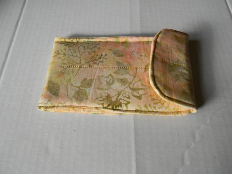 Gelbe Blatt Batik Sonnenbrille/Smartphone Case Gelbe Blatt Batik Sonnenbrille/Smartphone Case von FlapdoodleBags