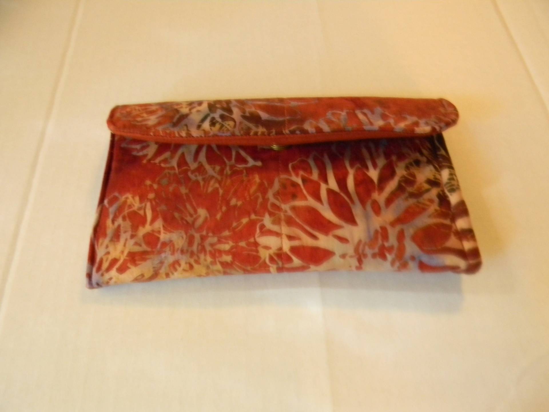 Kupfer Blumen Batik Clutch Geldbörse Kupfer Blumen Batik Clutch Geldbörse von FlapdoodleBags