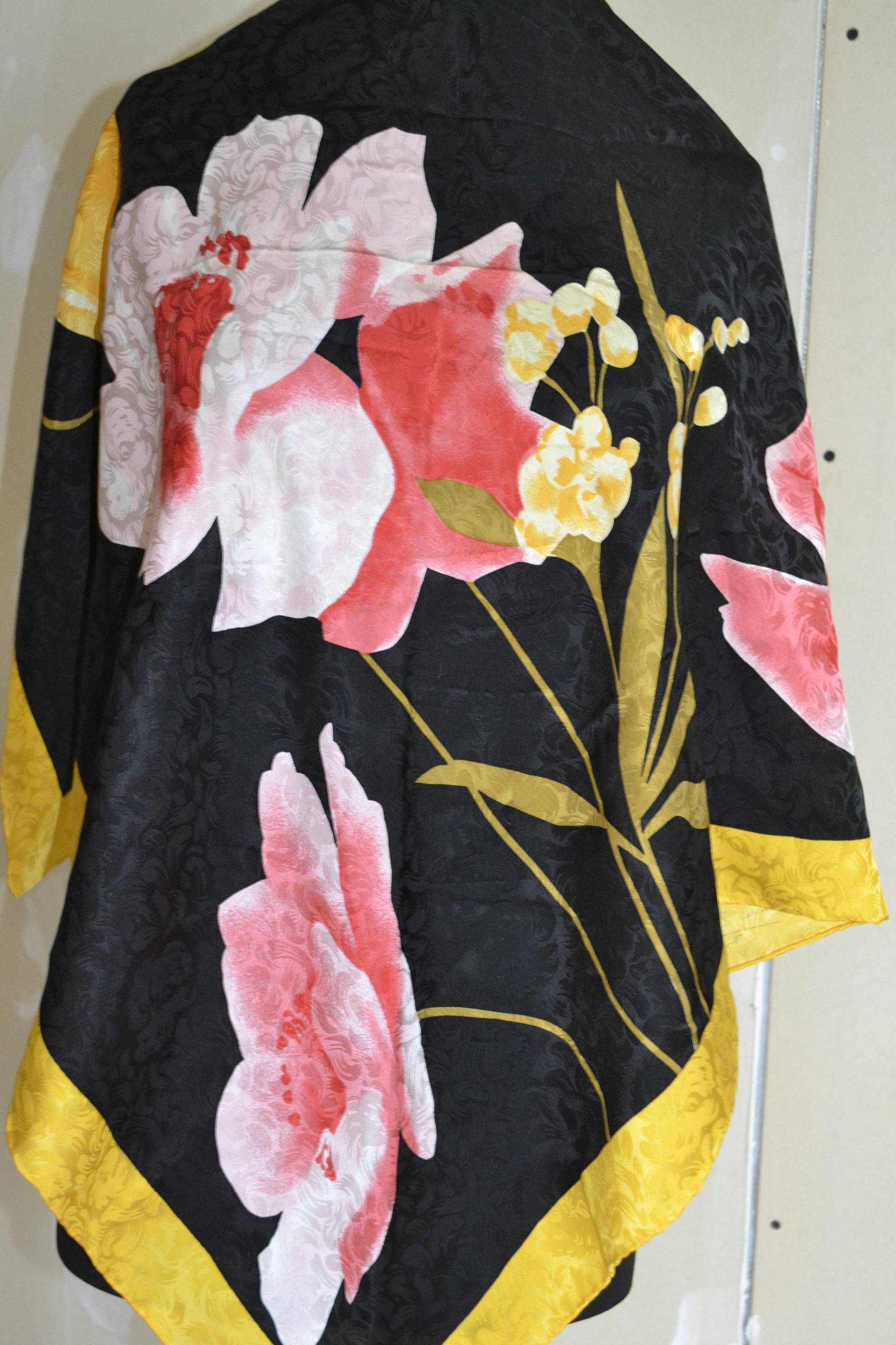 Jahrgang Pierre Baccara Sil Schal von FlapperGirlFinds