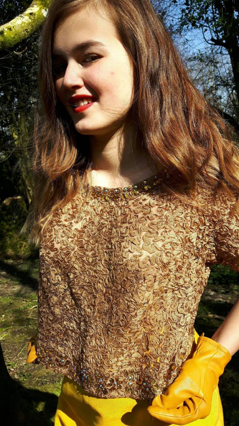 1950Er Bluse Gold/Bronze Cropped Ribbon Spitze Mit Schmucksteinen Verkrustet von Flapperatsy