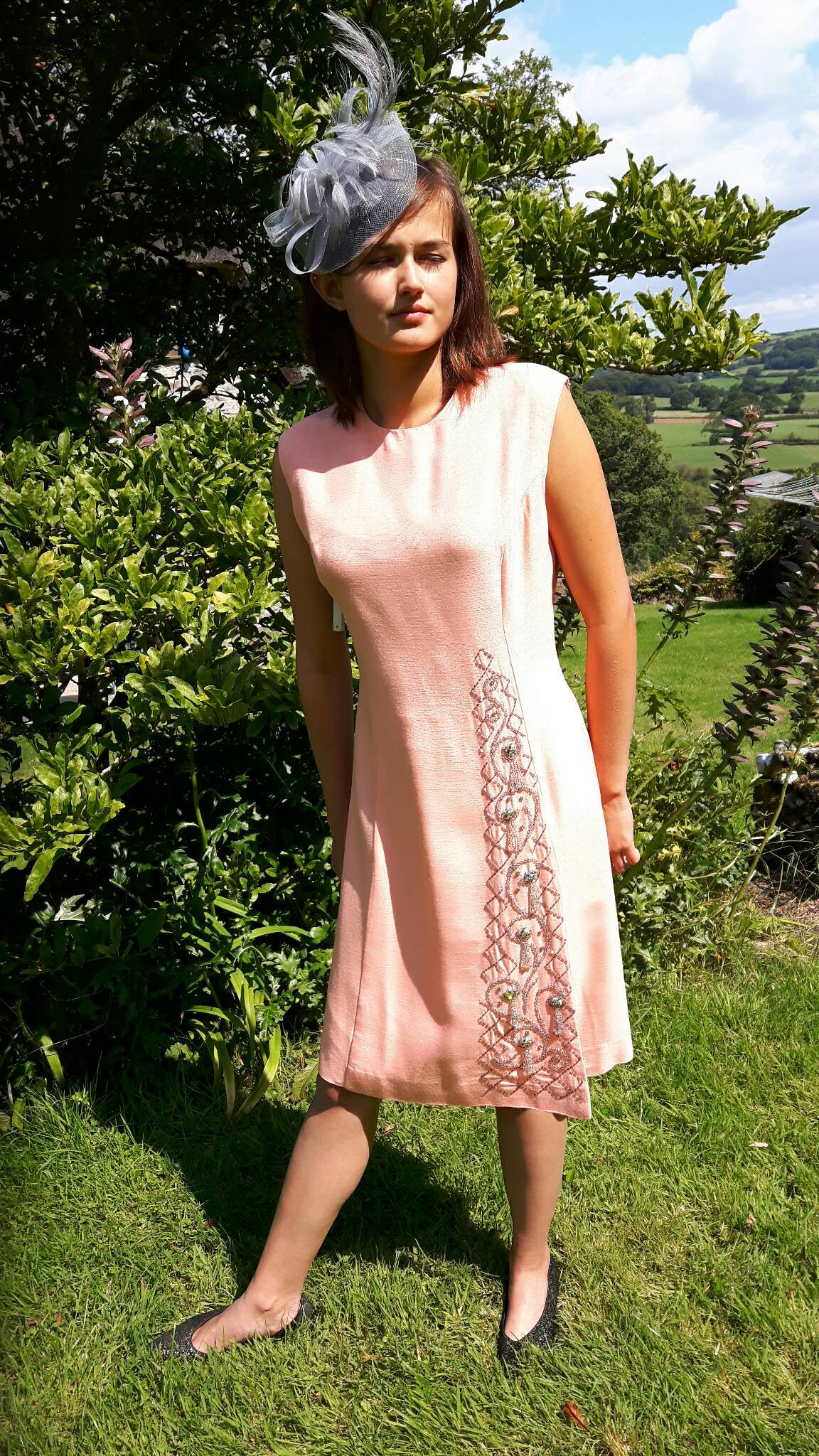 1960S Kleid Carnegie Of London Pfirsich Seide Rips 40 Inch Brustumfang Uk 14 von Flapperatsy