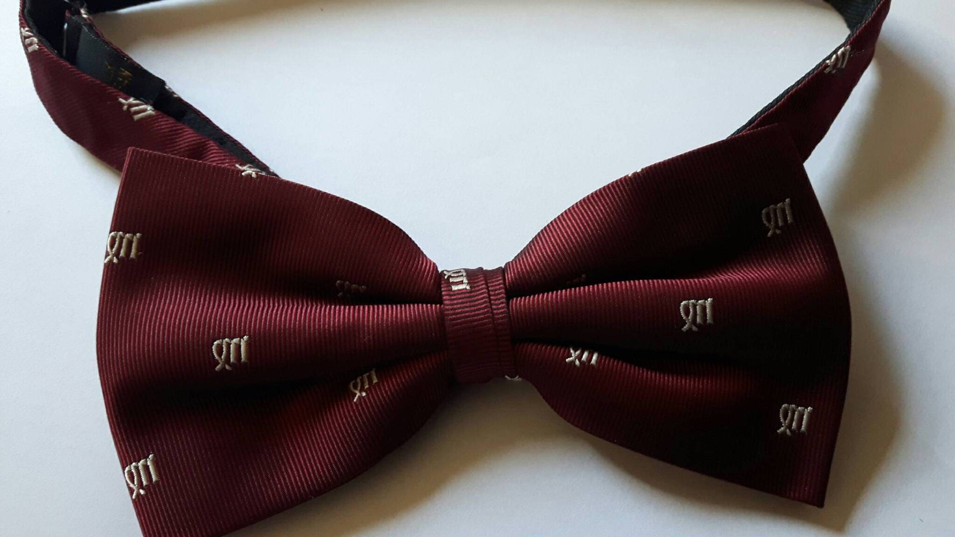 Vintage New Burgundy Seide Fliege Verstellbar von Flapperatsy