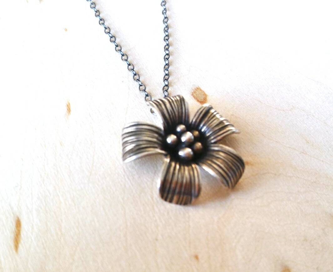 Antike Sterling Silber Blume Kette Halskette, Oxidierte Geschenk Für Sie von FlarantoJewelry
