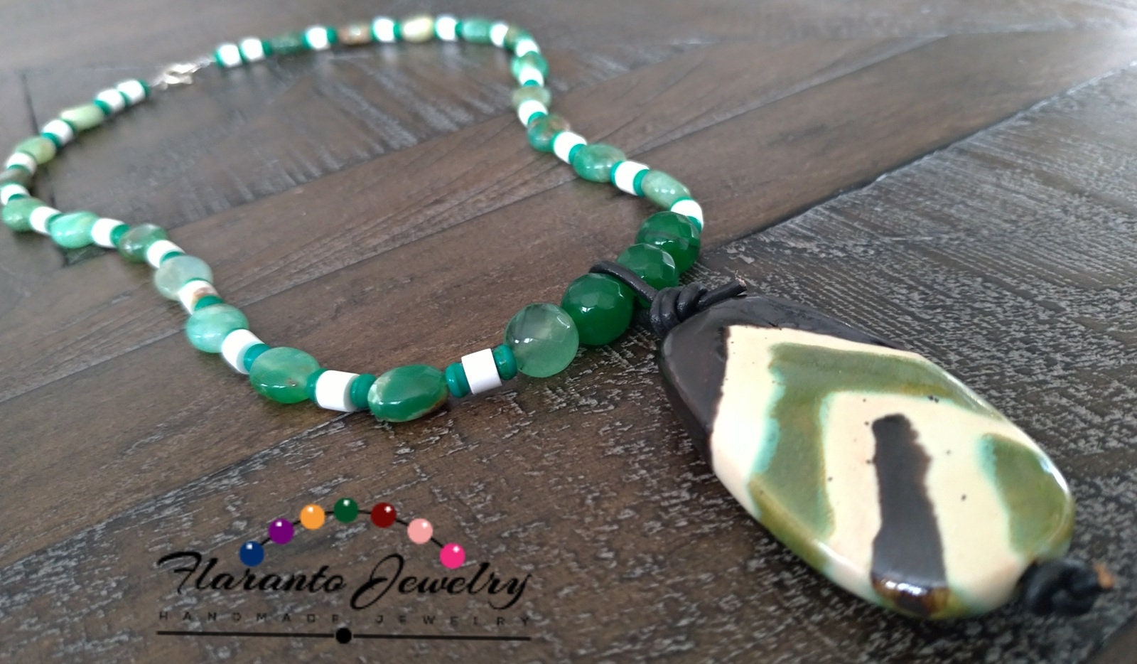 Chrysoprase Und Weiß Howlite Halskette, Sterling Silber Grün Edelsteine Kazuri Anhänger Halskette von FlarantoJewelry