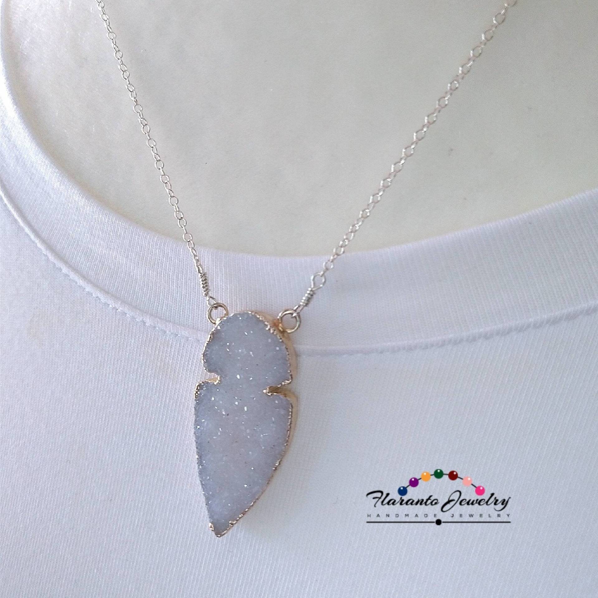 Druzy Pfeilspitze Gold Anhänger Mit Sterling Silber Kette, Beige Halskette, Geschenk Für Sie von FlarantoJewelry