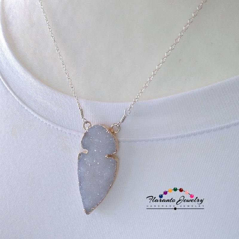 Druzy Pfeilspitze Gold Anhänger Mit Sterling Silber Kette, Beige Halskette, Geschenk Für Sie Druzy Pfeilspitze Gold Anhänger Mit Sterling Silber Kette, Beige Halskette, Geschenk Für Sie von FlarantoJewelry