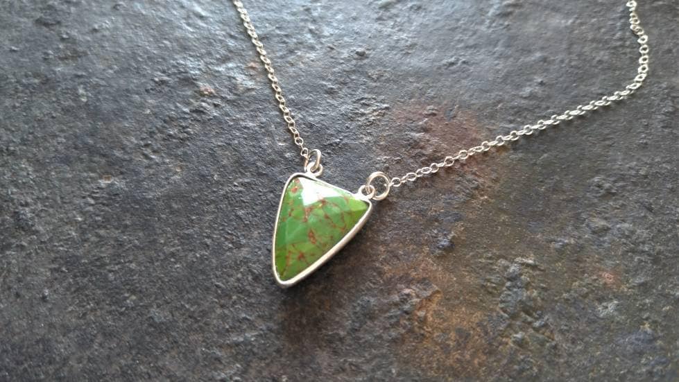 Grün Türkis Kette Halskette, Anhänger Silber Dreieck Anhänger, Muttertagsgeschenk von FlarantoJewelry