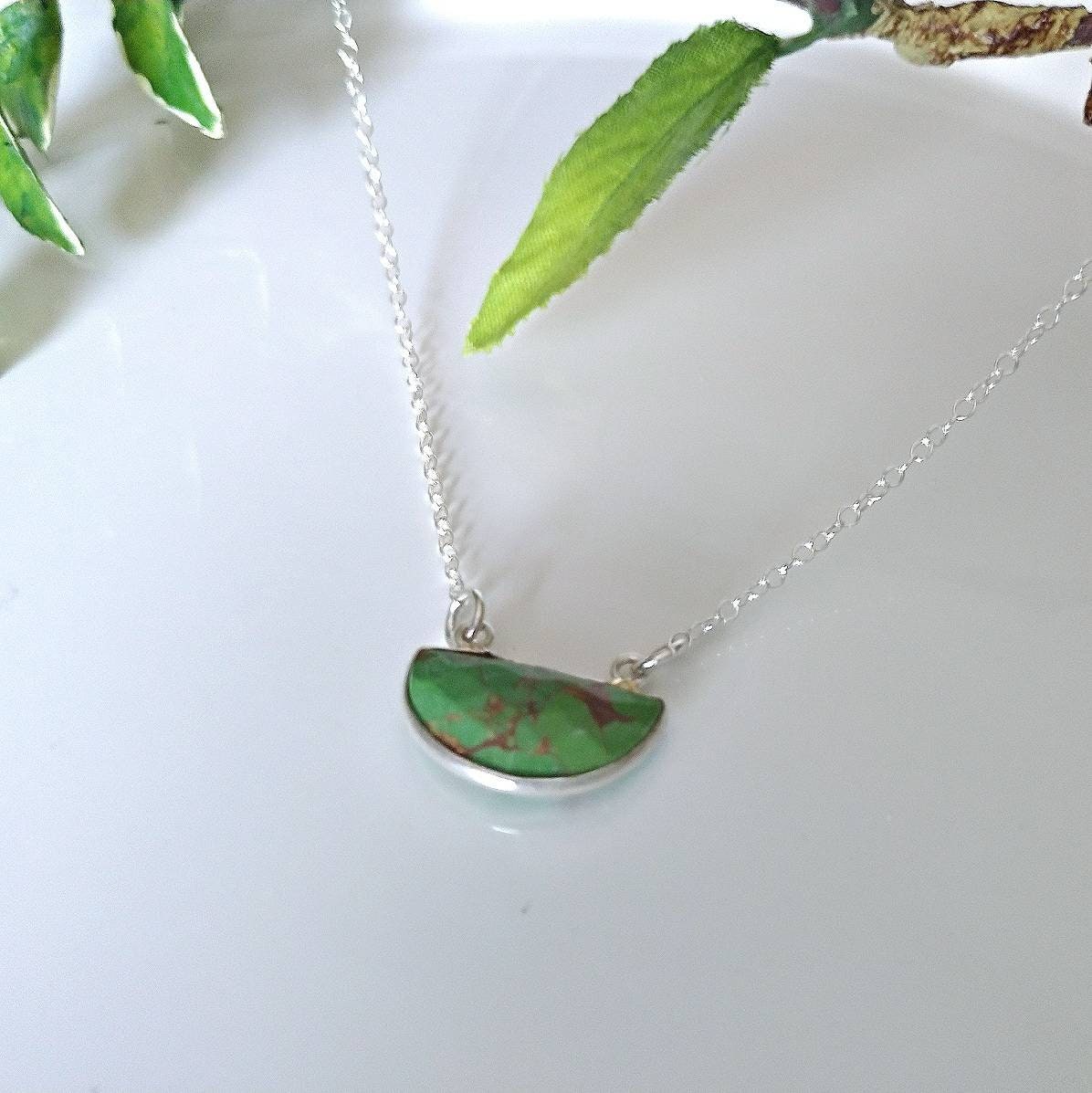 Grüne Halbmond Türkis Kette Halskette, Halbmondtürkis Anhänger, Muttertagsgeschenk von FlarantoJewelry
