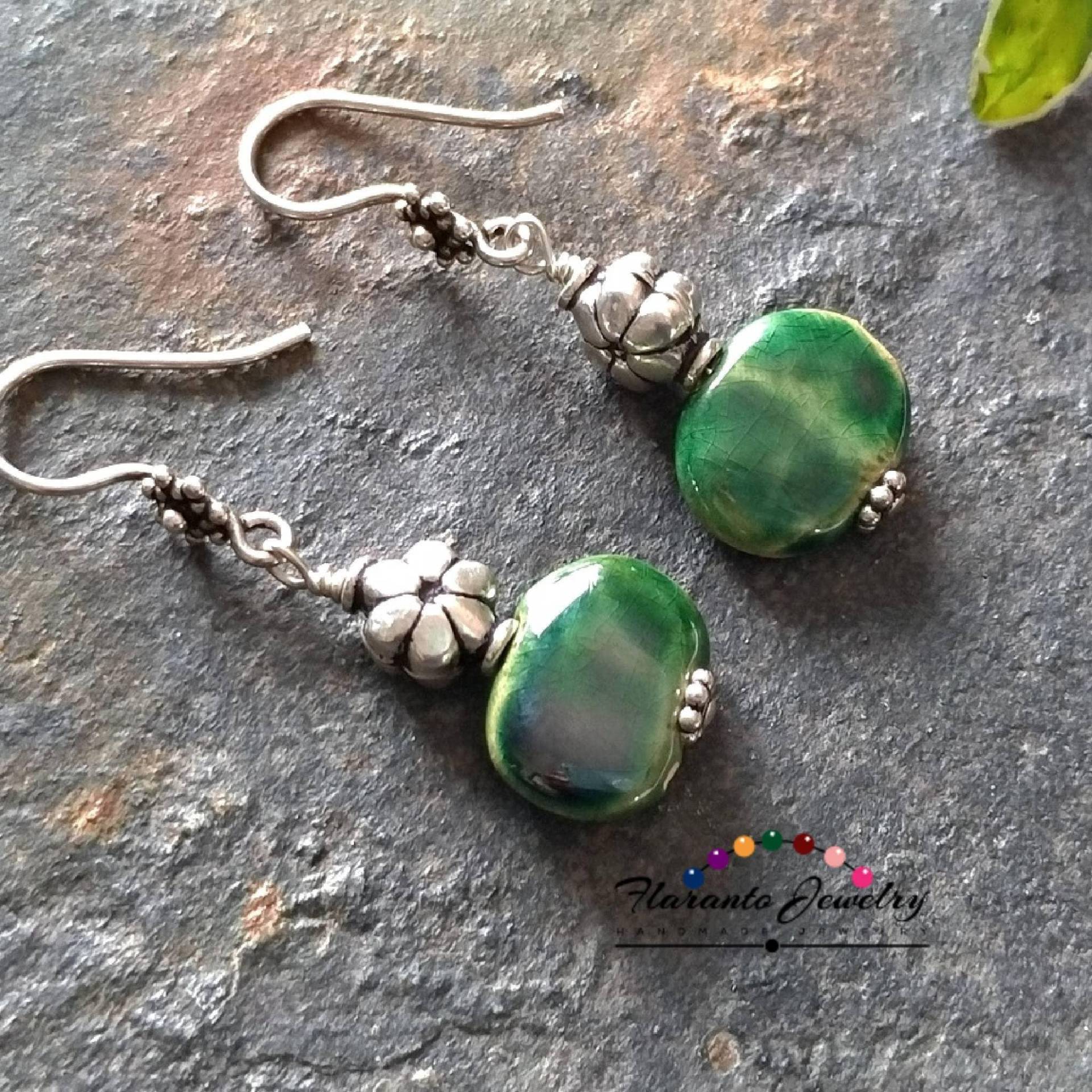 Grüne Ohrringe, Kazuri Sterling Silber Blume Perlen Metall Ohrwirt Geschenk Für Sie von FlarantoJewelry