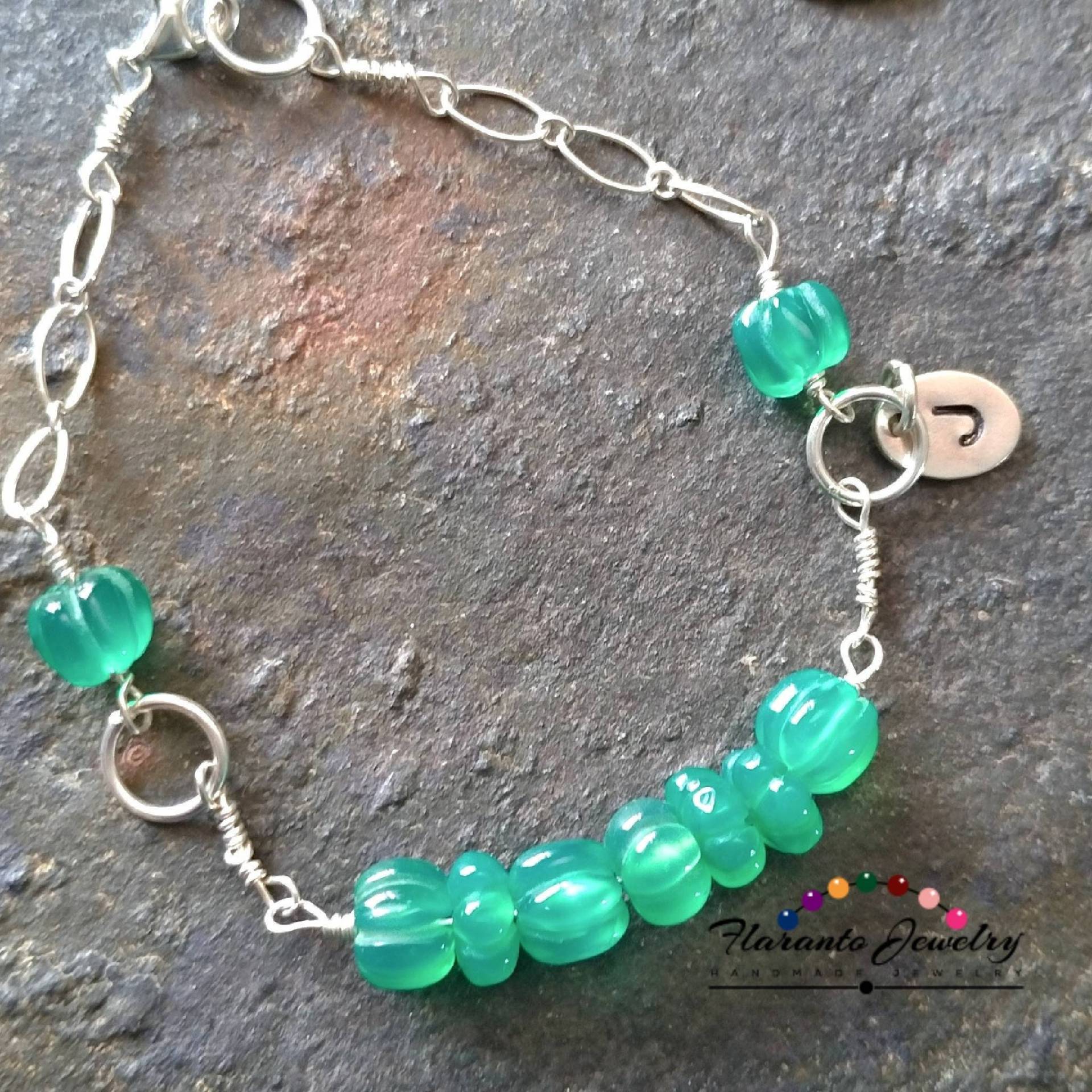 Personalisierte Grün Geschnitzt Onyx Armband, Sterling Silber Kette Geschnitztedelstein Und Geschenk Für Sie von FlarantoJewelry