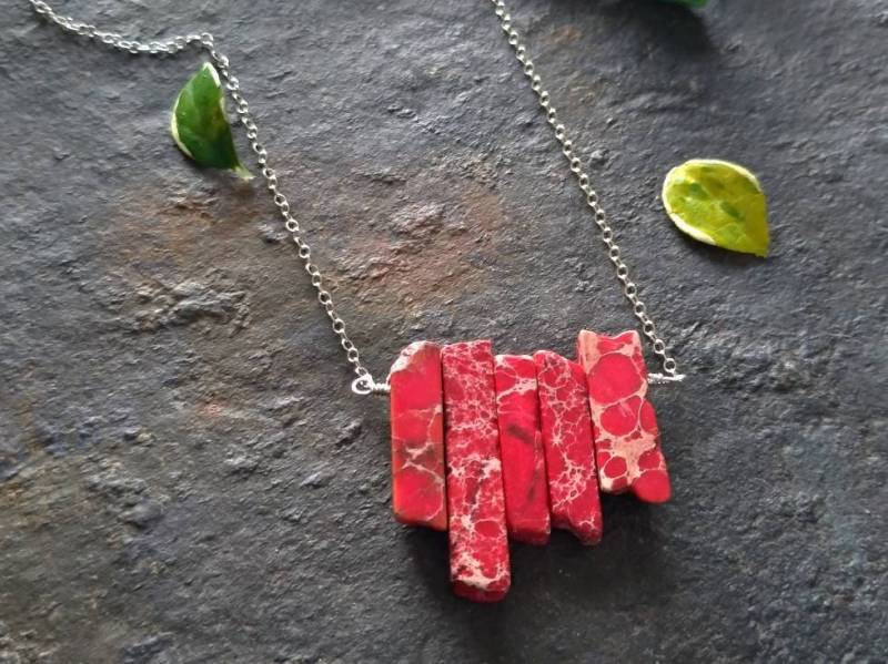Rote Howlite Kette Halskette, Sterling Silber Rote Edelstein Anhänger Lätzchen Kostenloser Versand, Geschenk Für Sie Rote Howlite Kette Halskette, Sterling Silber Rote Edelstein Anhänger Lätzchen Kostenloser Versand, Geschenk Für Sie von FlarantoJewelry