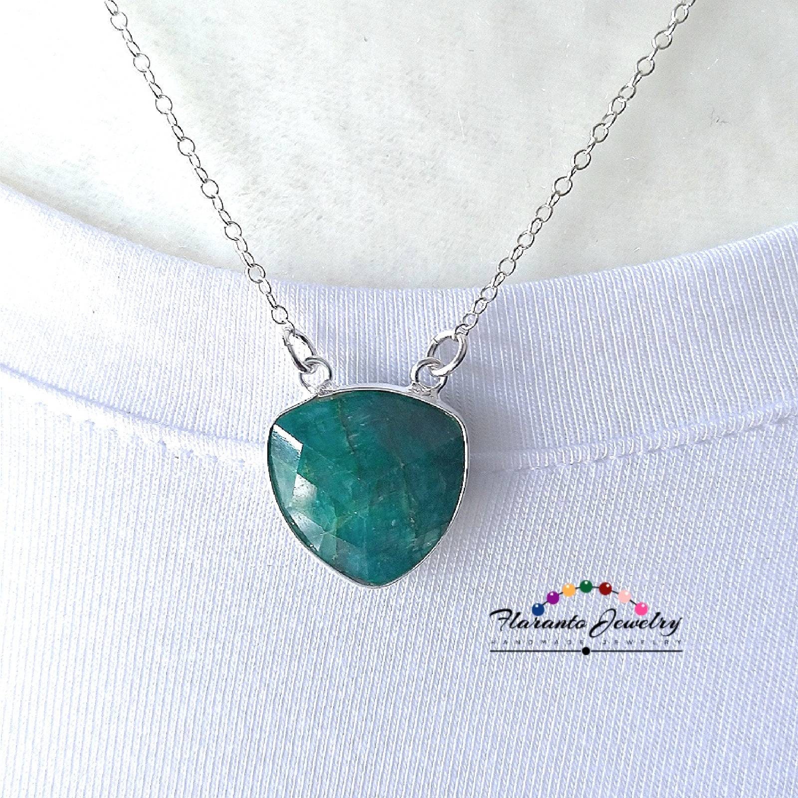 Smaragd Kette Halskette, Sterling Silber Edelstein Billionen Anhänger, Mai Birthstone, Kostenloser Versand, Geschenk Für Sie von FlarantoJewelry