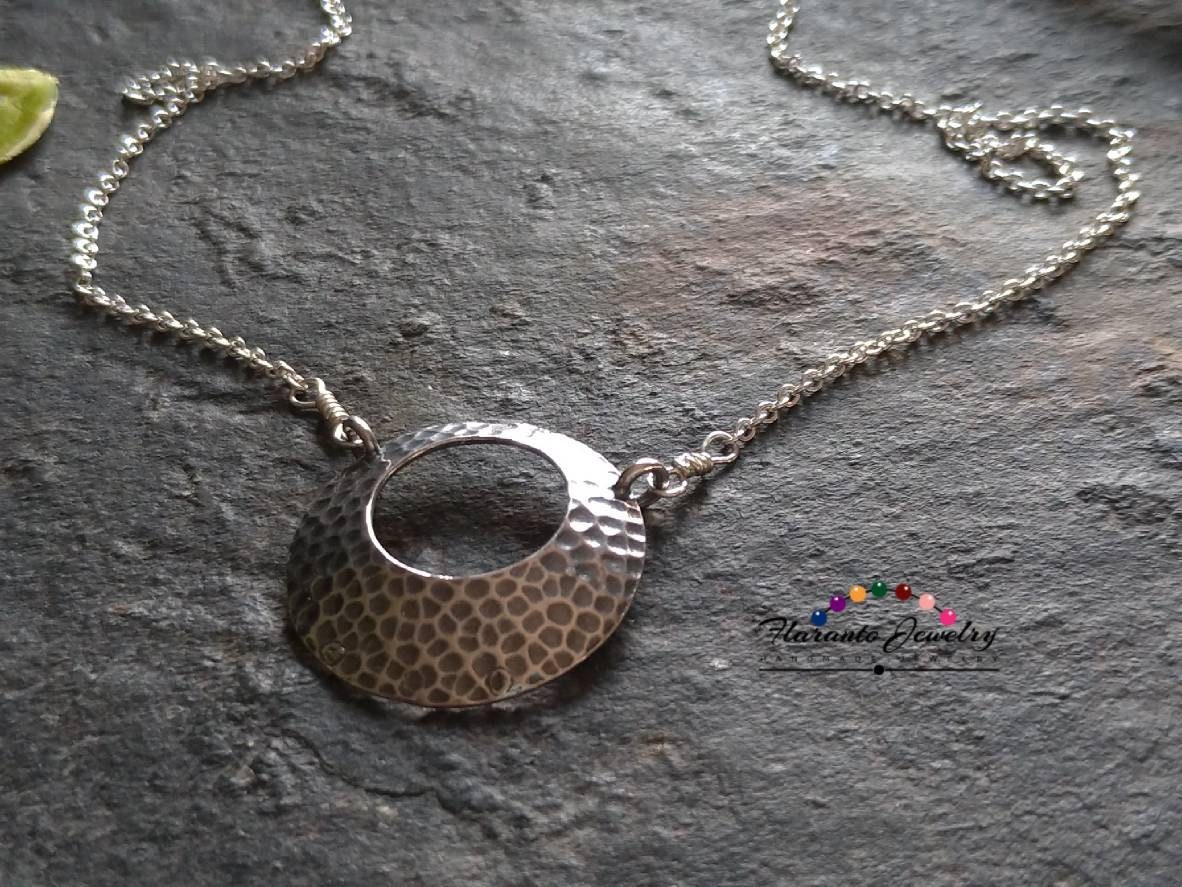 sterling Silber Gehämmert Kreis Anhänger, Kette Halskette, Antike Geschenk Für Sie von FlarantoJewelry