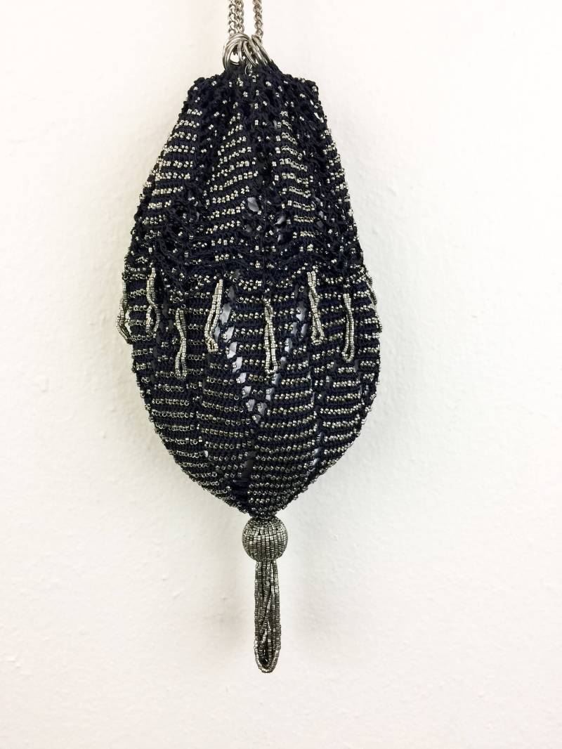 Vintage 1920Er Flapper Schwarz Gehäkelt Und Silber Perlen Deco Antike Geldbörse von FlashbackATX