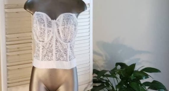 Vintage Göttin Bustier Korsett Weiße Spitze 40Dd Oder 42Dd Vintage Göttin Bustier Korsett Weiße Spitze 40Dd Oder 42Dd von FlashbackATX
