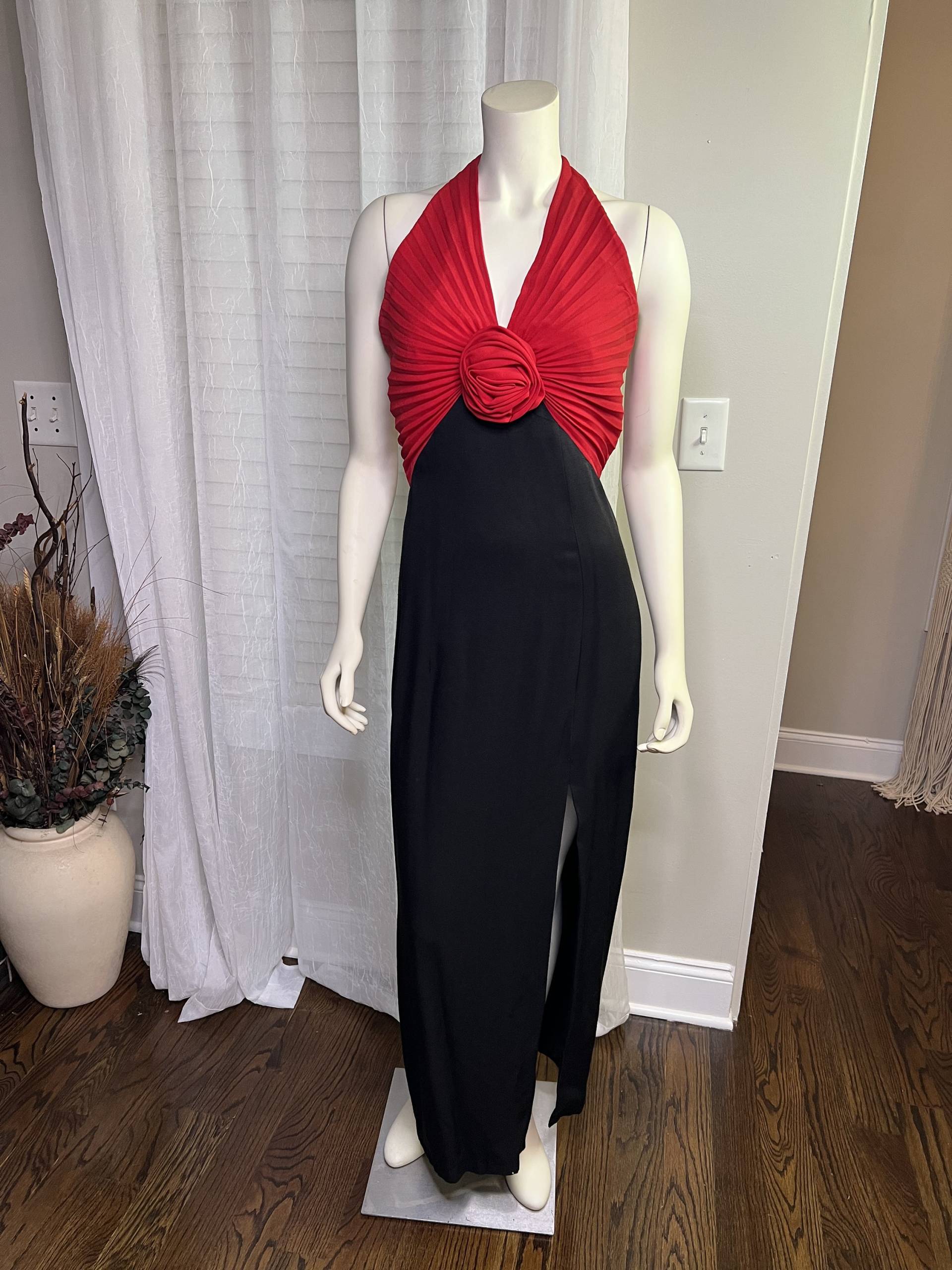 Vintage 1980Er Jahre Schwarz Und Rot Neckholder Kleid Vintage 1980Er Jahre Schwarz Und Rot Neckholder Kleid von FlashbackRewindbyT