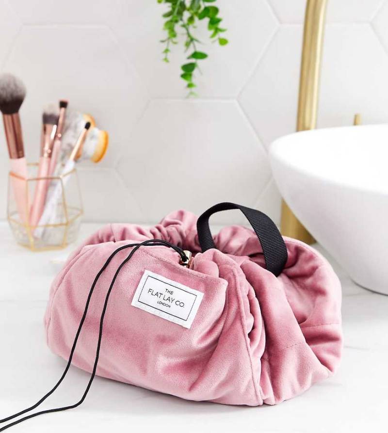 The Flat Lay Co. - Kosmetiktasche aus Samt in Rosa mit Tunnelzug-Bunt von Flat Lay Company