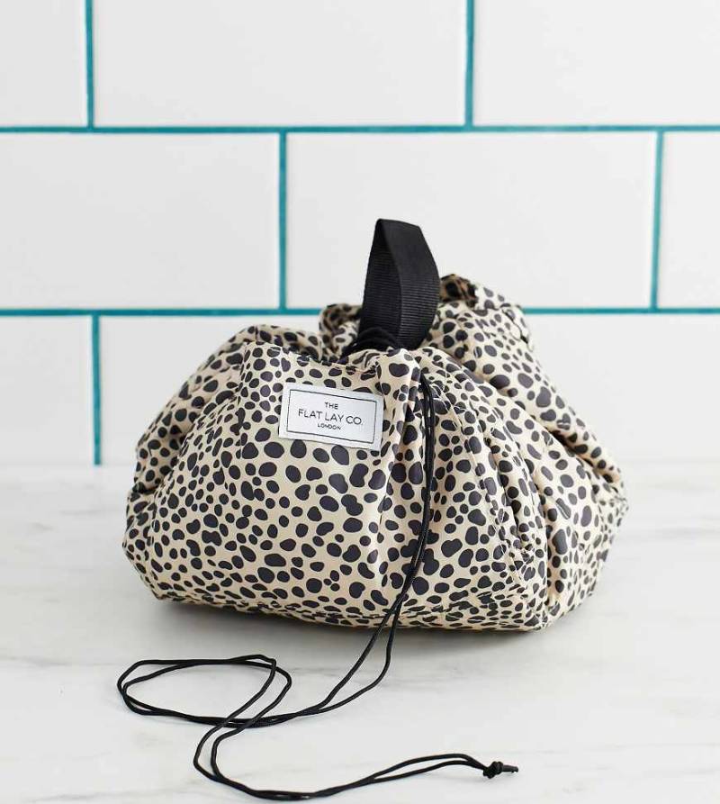 The Flat Lay Co. - Make-up-Tasche mit Kordelzug und Gepardenmuster-Mehrfarbig von Flat Lay Company