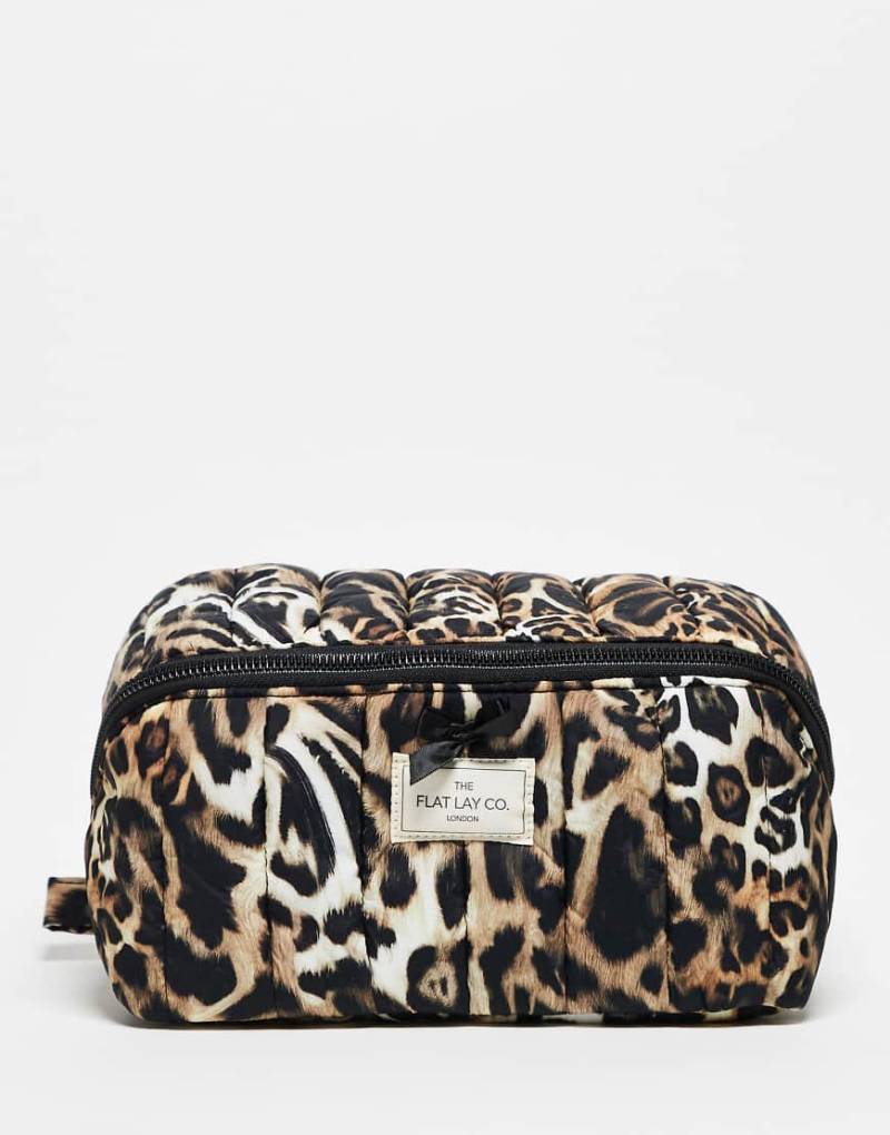 The Flat Lay Co. - Marshmallow - Kastenförmige Kosmetiktasche in Warped Leopard-Bunt von Flat Lay Company