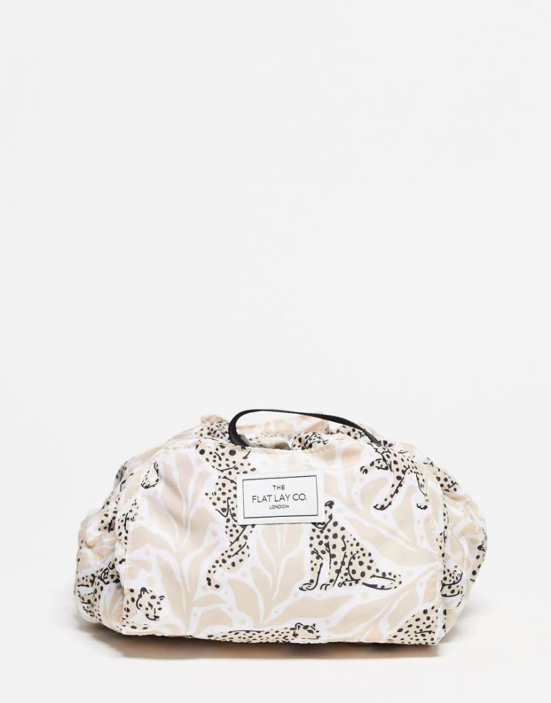 The Flat Lay Co. X ASOS - Exklusiv - Make-up-Tasche in Neutral mit Kordelzug und Gepard-Printmuster von Flat Lay Company