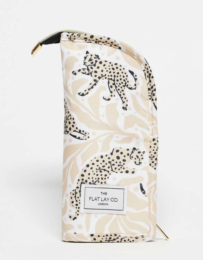 The Flat Lay Co. X ASOS - Exklusiv - Stehendes Make-up-Pinseletui in Neutral mit Gepard-Printmuster von Flat Lay Company