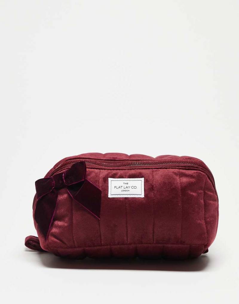 The Flat Lay Co. x ASOS - Exclusive - Marshmallow - Kastenförmige Kosmetiktasche aus burgunderrotem Samt mit Schleifendetail von Flat Lay Company
