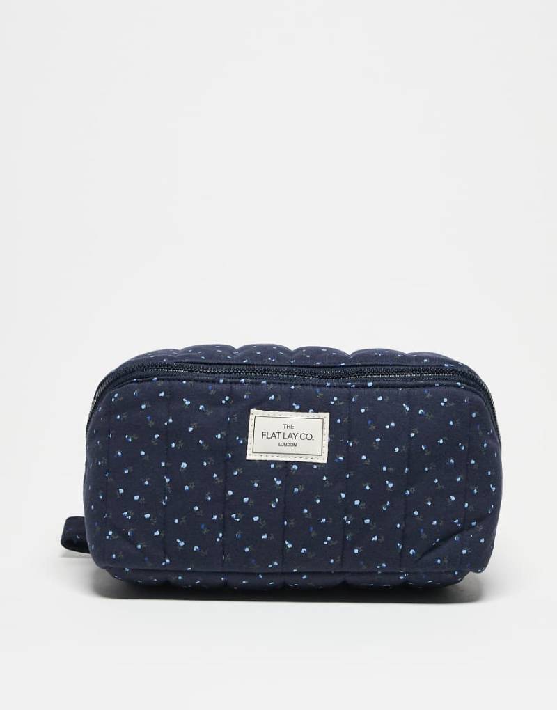 The Flat Lay Co. x ASOS - Exklusiv - Marshmallow -Kastenförmige Kosmetiktasche zum flachen Aufklappen in Marineblau mit Blümchenmuster von Flat Lay Company