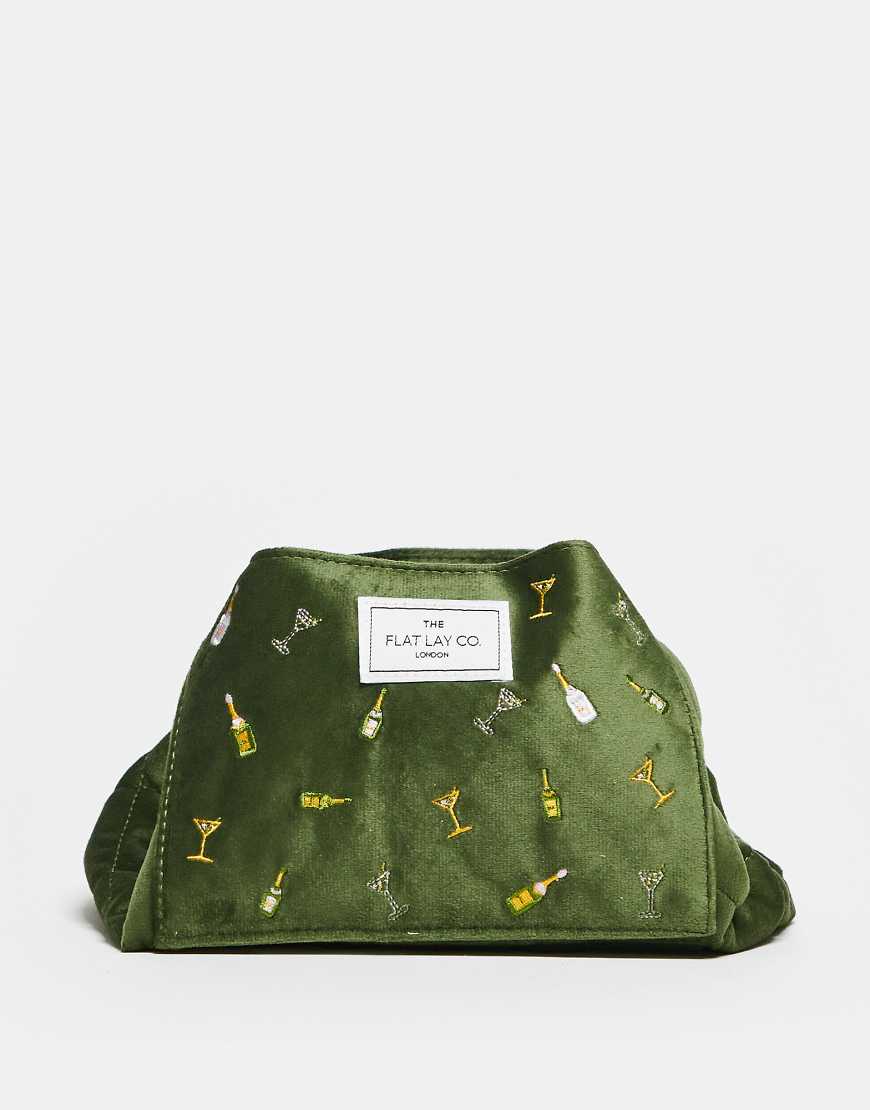 The Flat Lay Co. x ASOS - Exklusive Kosmetiktasche aus Samt mit Cocktail-Stickerei und Kordelzug-Grün von Flat Lay Company