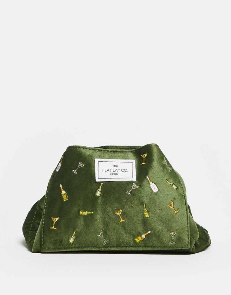 The Flat Lay Co. x ASOS - Exklusive Kosmetiktasche aus Samt mit Cocktail-Stickerei und Kordelzug-Grün The Flat Lay Co. x ASOS - Exklusive Kosmetiktasche aus Samt mit Cocktail-Stickerei und Kordelzug-Grün von Flat Lay Company