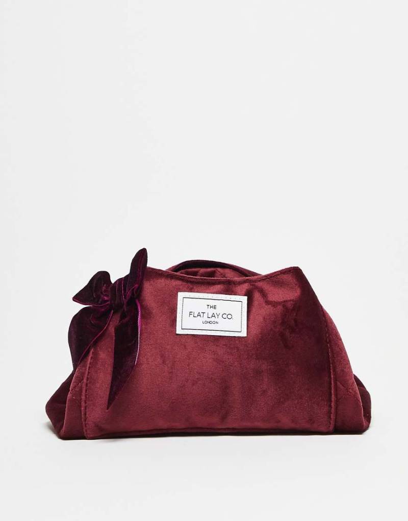 The Flat Lay Co. x ASOS Exklusive - Make-up-Tasche aus Samt in Burgunderrot mit Kordelzug und Schleife von Flat Lay Company