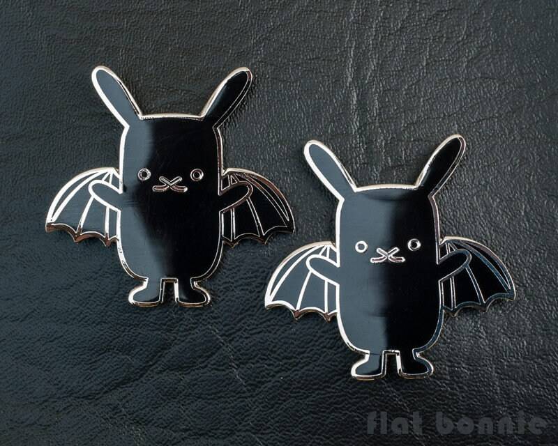Hase Fledermaus Emaille Pin, Kawaii Rucksack Niedlicher Kaninchen Schmuck, Jacke Metall Abzeichen Anstecknadel, Gothic Halloween Geschenk, Flache von FlatBonnie