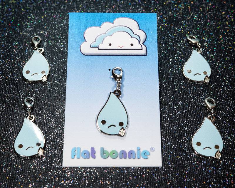 Tropfenförmiger Emaille Anhänger Kawaii Weinend Reißverschluss von FlatBonnie
