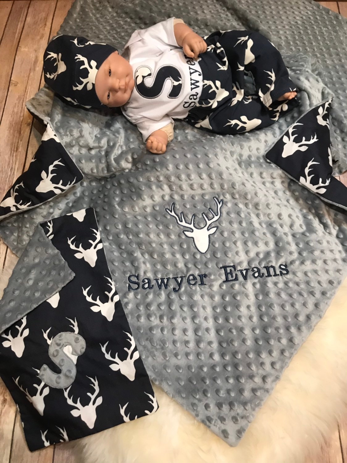 Personalisierte Baby Jungen Outfit, Heimkehr Reh-Baby-Outfit, Jungen-Kleidung, Tier Wald Baby-Kleidung, Baby-Dusche-Geschenk Personalisierte Baby Jungen Outfit, Heimkehr Reh-Baby-Outfit, Jungen-Kleidung, Tier Wald Baby-Kleidung, Baby-Dusche-Geschenk von Flatoutfunky