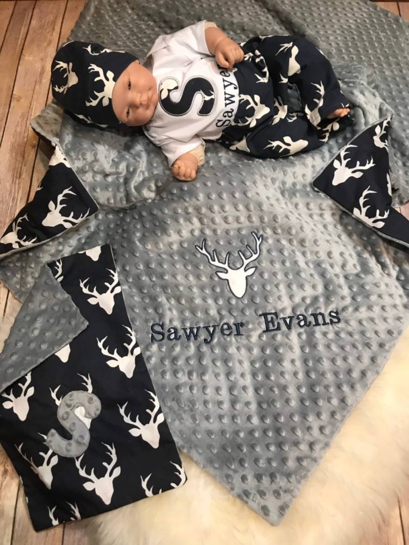 Personalisierte Baby Jungen Outfit, Heimkehr Reh-Baby-Outfit, Jungen-Kleidung, Tier Wald Baby-Kleidung, Baby-Dusche-Geschenk Personalisierte Baby Jungen Outfit, Heimkehr Reh-Baby-Outfit, Jungen-Kleidung, Tier Wald Baby-Kleidung, Baby-Dusche-Geschenk von Flatoutfunky
