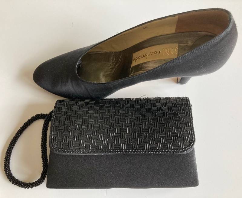 Schwarze Satin Pumps Für Die Abendgarderobe Mit Tasche von FlatteringMe