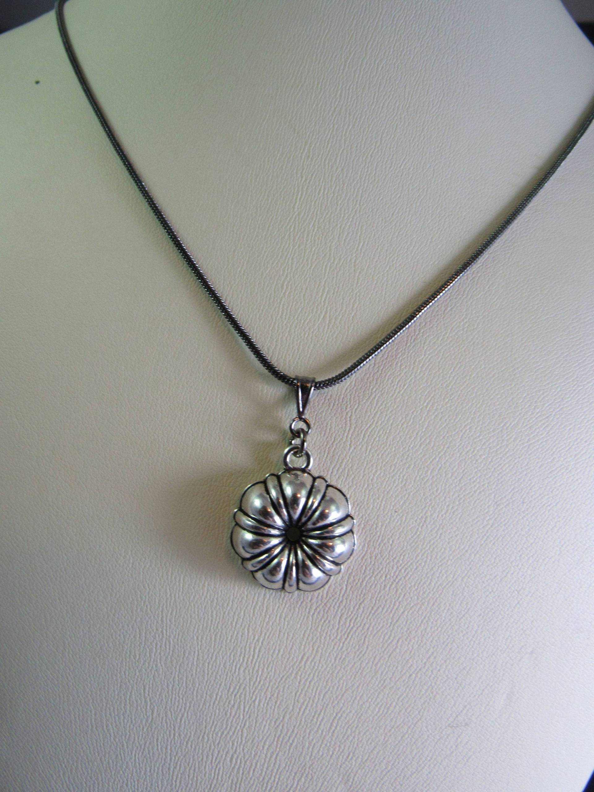 Bundt Tortenpfanne Halskette von FlatteryWorks