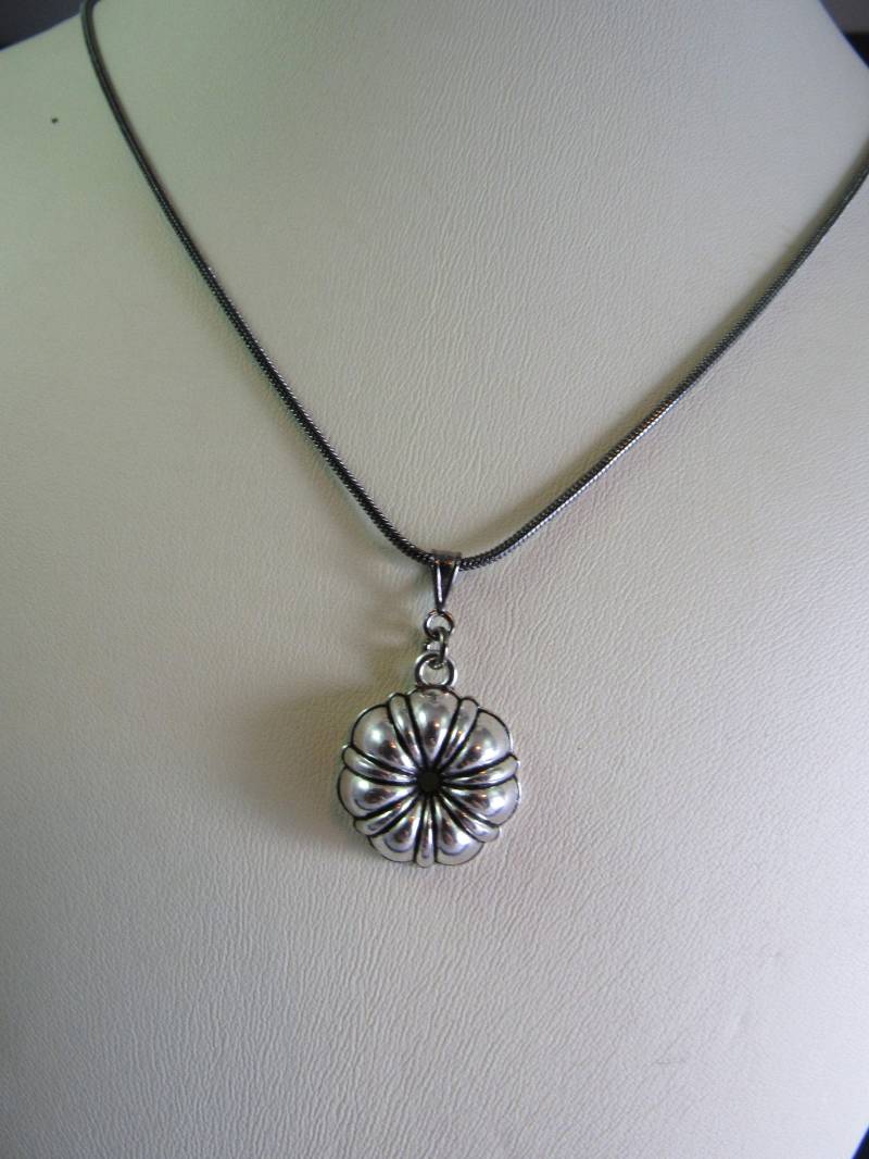 Bundt Tortenpfanne Halskette Bundt Tortenpfanne Halskette von FlatteryWorks