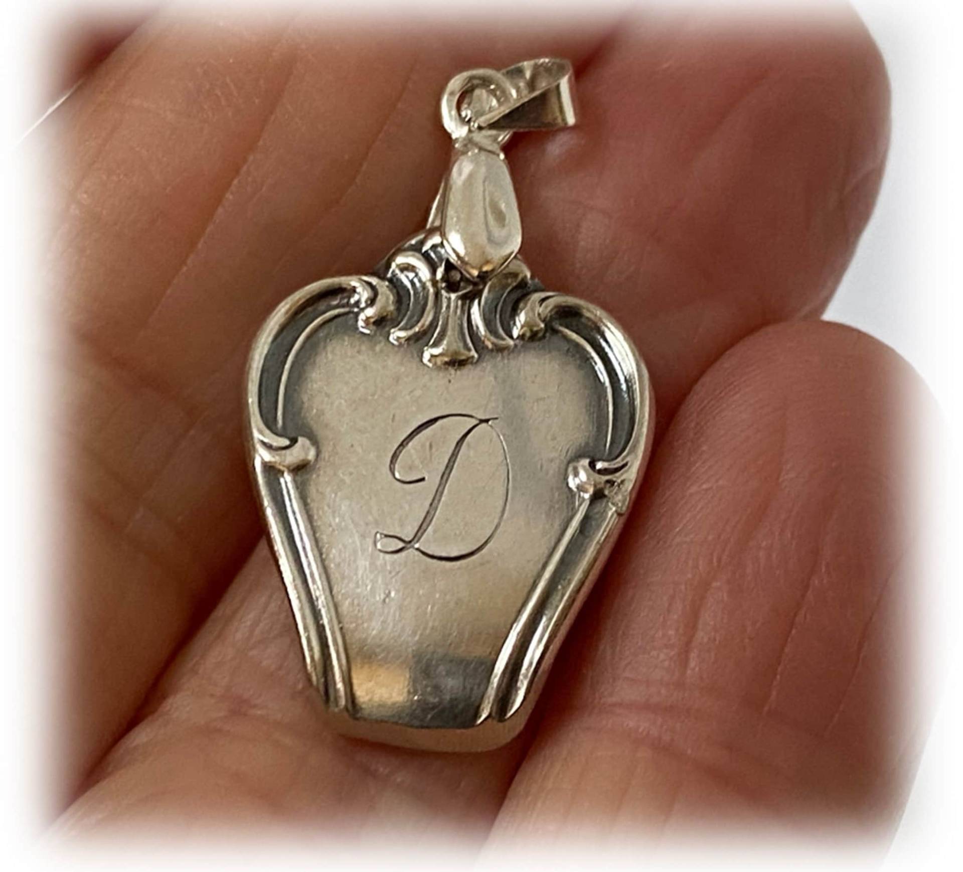 Monogramm D Petite Anhänger, Silber Plättchen Löffel Schmuck, Silberanhänger, Femininer Charm, Initial von FlatwareFantasies