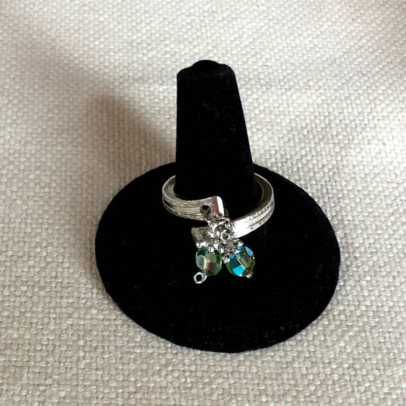 Upcycled Silberplatte Löffel Ring Grüner Kristallanhänger, Size 7 von FlatwareFantasies