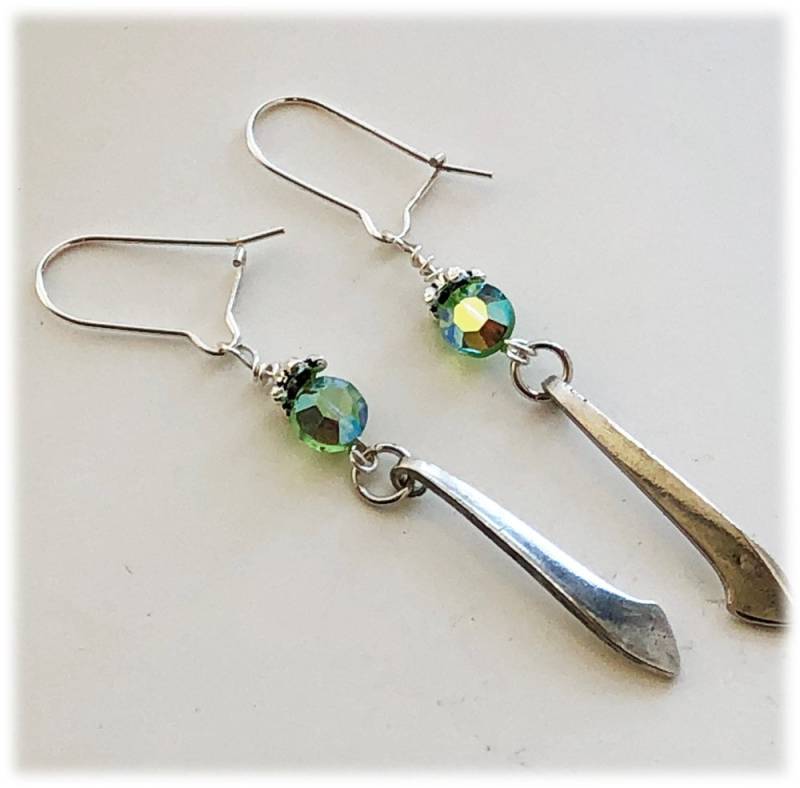 Upcycled Silverplate Gabel Ohrringe Grüne Ab Kristall Ohrringe von FlatwareFantasies