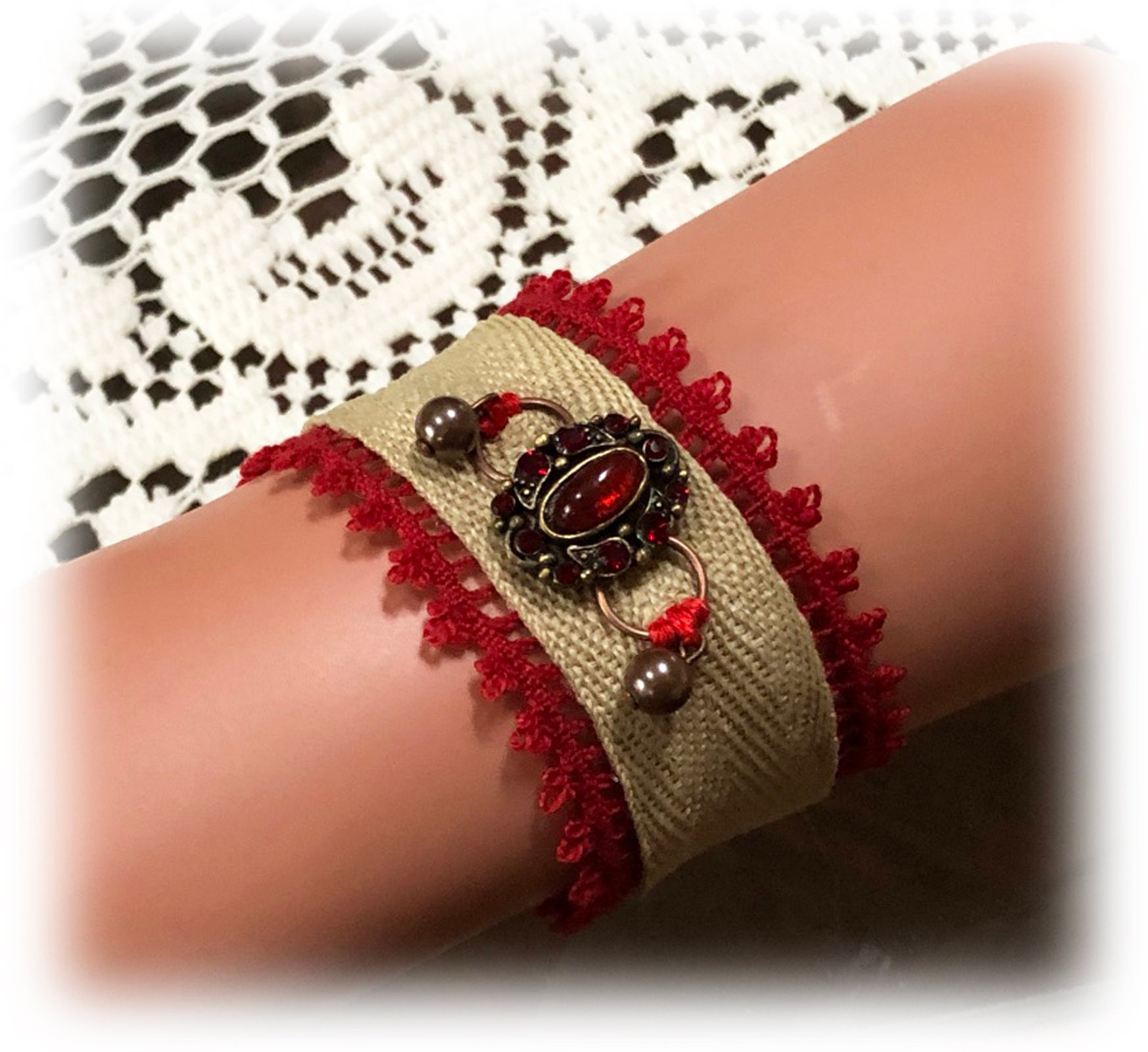 Upcycling Boho Armband Hellbrauner Köper, Rote Spitze, Vintage Schmuck Upcycling Boho Armband Hellbrauner Köper, Rote Spitze, Vintage Schmuck von FlatwareFantasies