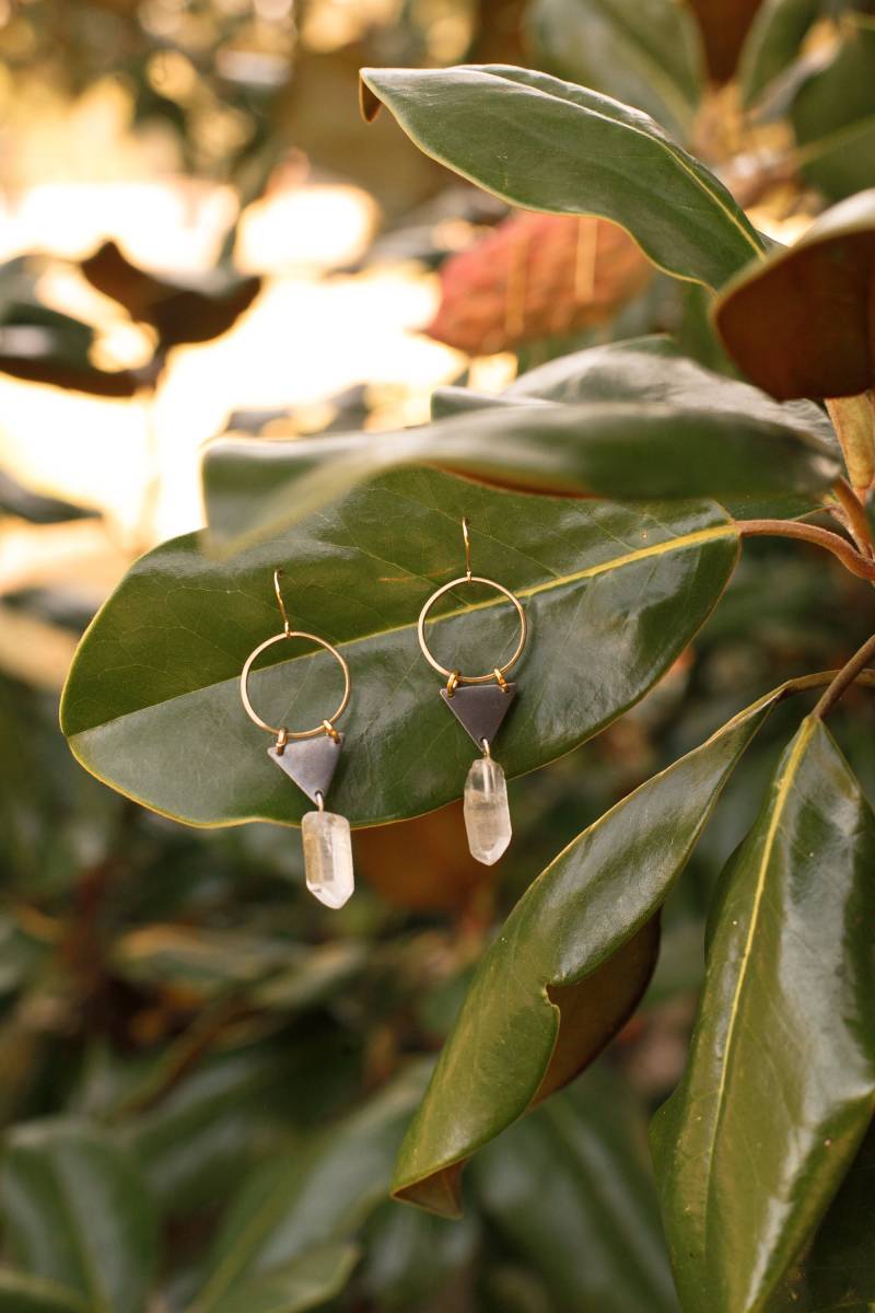 Kristall Dreieck Ohrringe Mit Vintage Messingstücken Und Quarz Kristallen Kristall Dreieck Ohrringe Mit Vintage Messingstücken Und Quarz Kristallen von FlatwoodsFawn