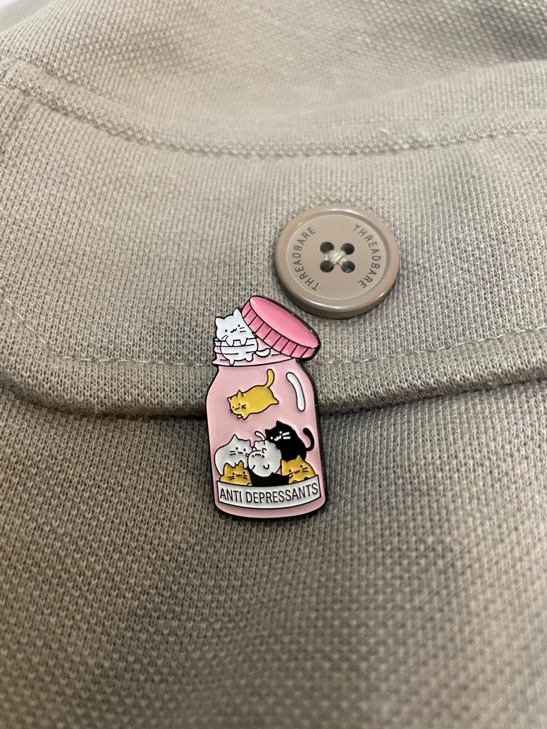 Emaille-Pin "Anti Depressants" - Nerdig & Minimalistisch, Anstecker Emaille-Pin "Anti Depressants" - Nerdig & Minimalistisch, Anstecker von FlauschFandom