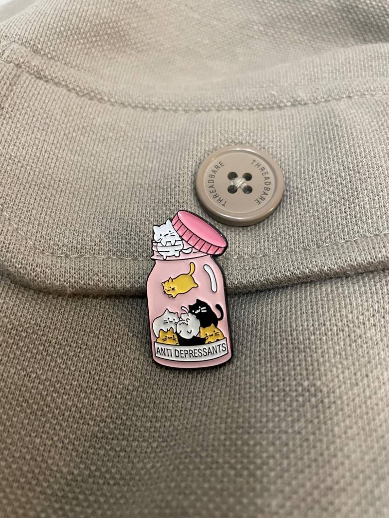 Emaille-Pin "Anti Depressants" - Nerdig & Minimalistisch, Anstecker von FlauschFandom