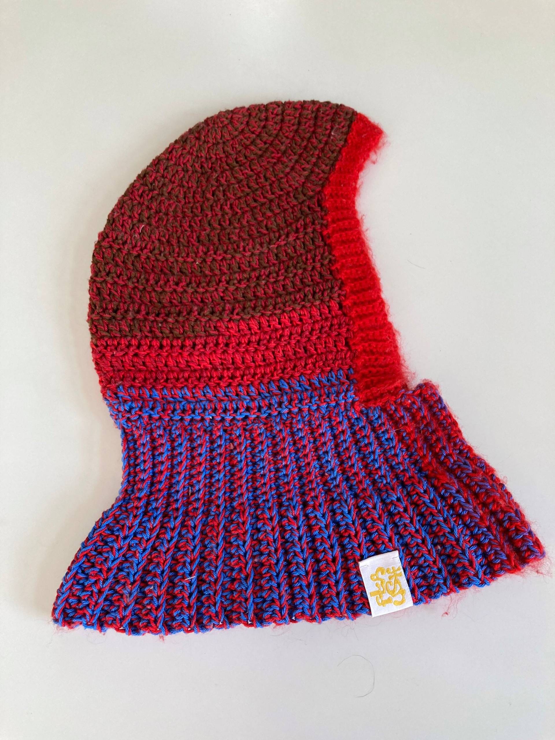 Besondere Häkel-Balaclava Mit Knöpfen Besondere Häkel-Balaclava Mit Knöpfen von FlaushArt